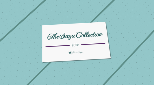 Tarjeta con el nombre de la colección sobre tela Zaga en color Aqua Sky, con pinstripes verdes