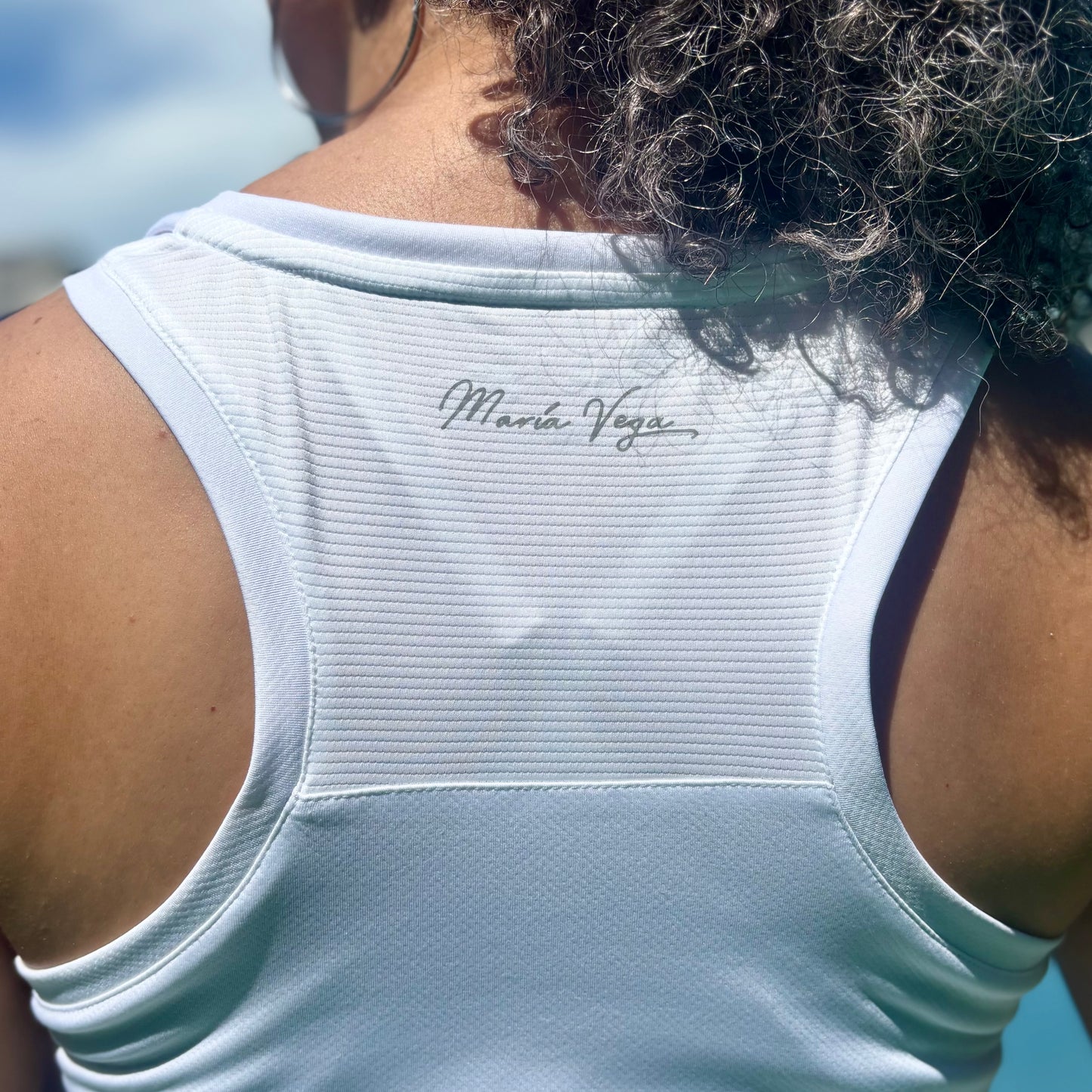 La blusa blanca María Vega